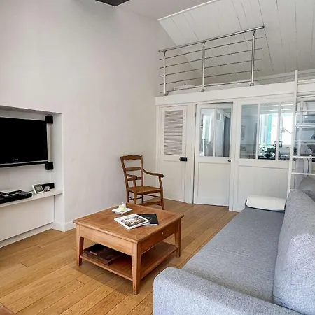 Dans Le Centre Village De Marie De Re, Charmante Location Entierement Renovee *